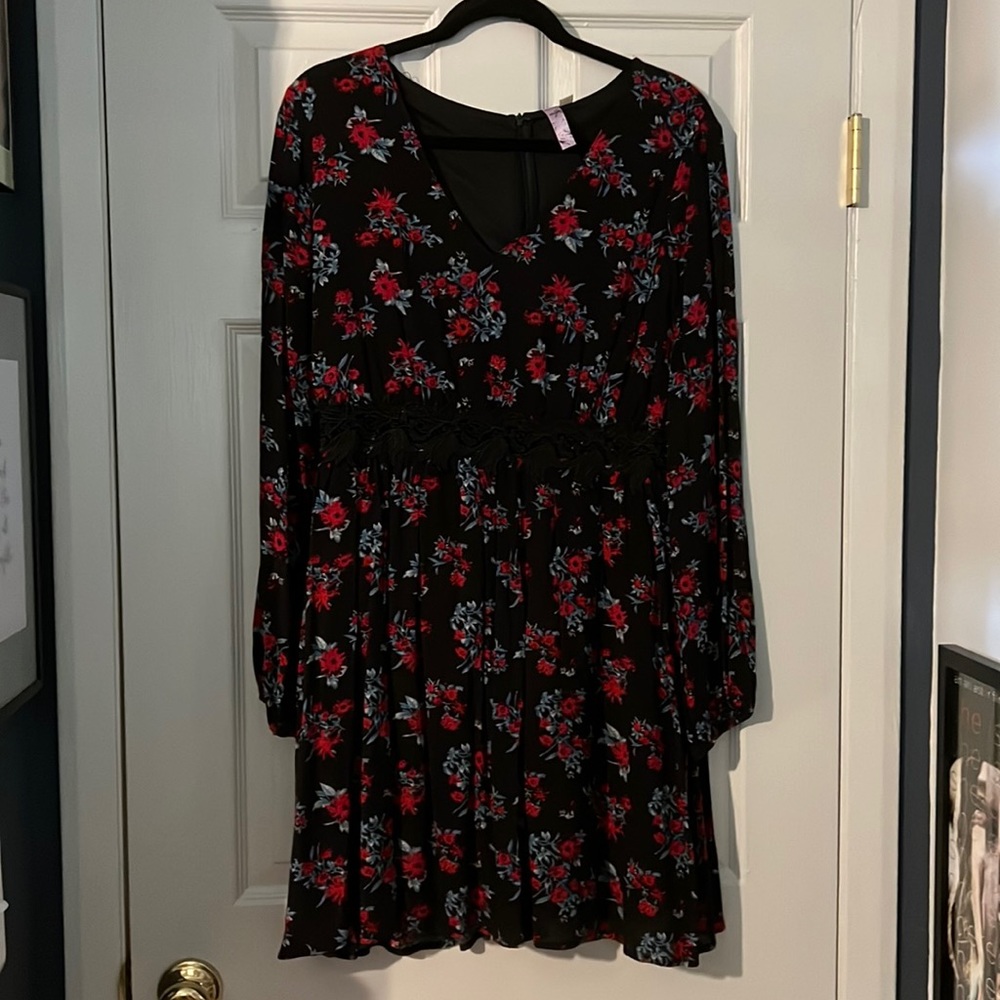 Black floral dress with lace cut out at the waist. Size large.